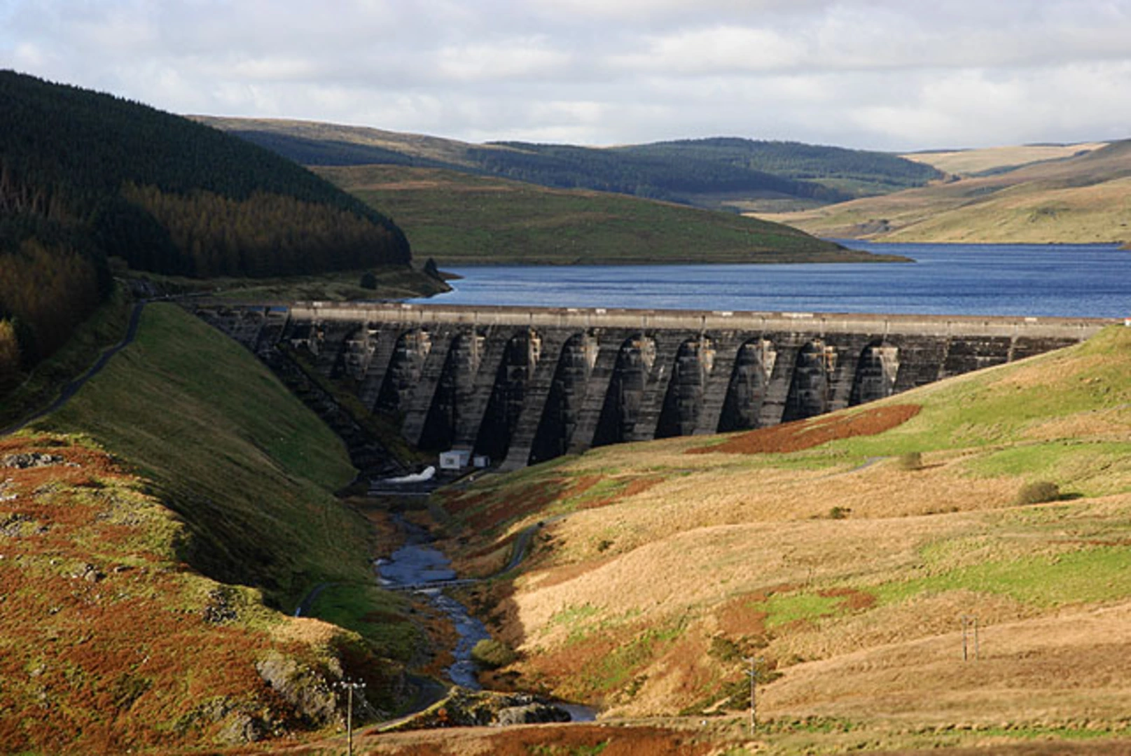 An image depicting the trail Plynlimon and Nant-y-Moch Reservoir and its surrounding area.