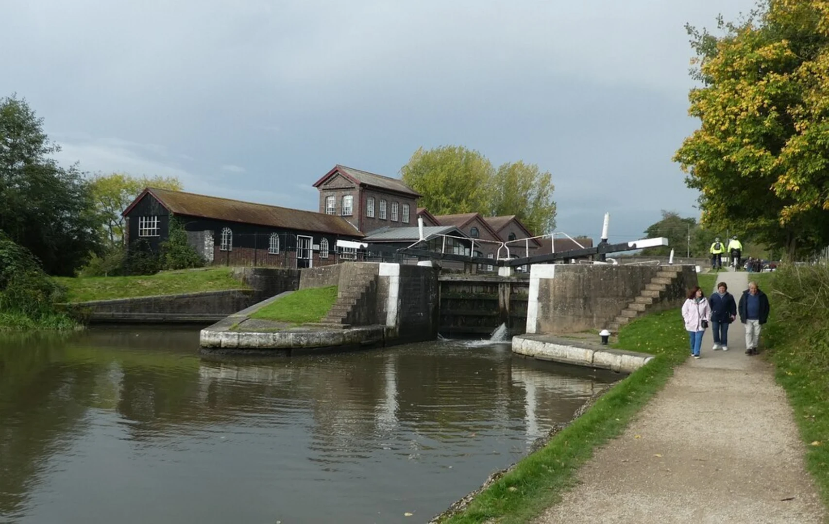 An image depicting the trail Hatton Locks and its surrounding area.