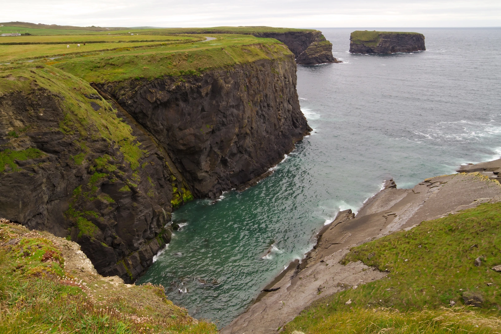 An image depicting the trail Kilkee Cliff Walk and its surrounding area.