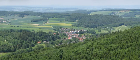 An image depicting the trail Kleiner Zacken and Weilsberg via Taunus Schinderhannes Steig and its surrounding area.