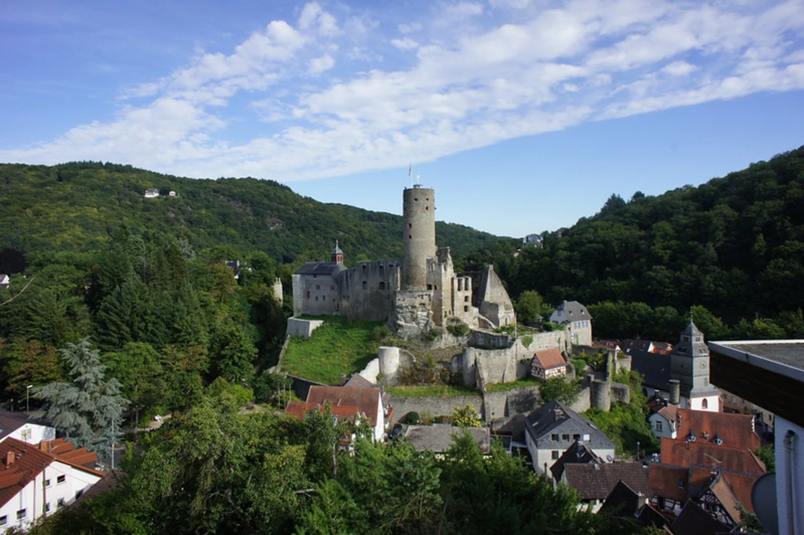 An image depicting the trail Hofheim to Eppstein Walk and its surrounding area.