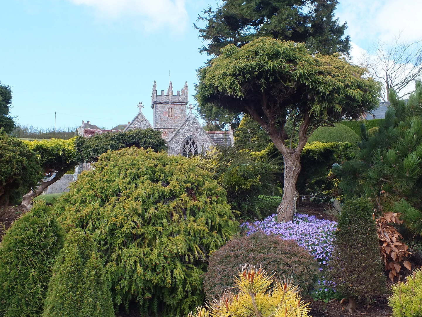 An image depicting the trail Around Godshill via Yar River and Worsley Trail and its surrounding area.