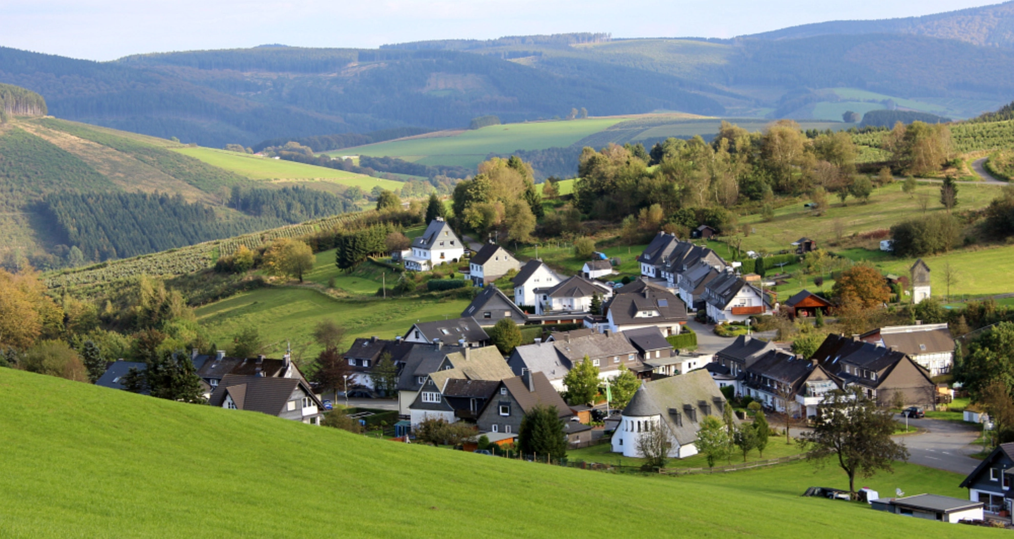 An image depicting the trail Weisser Fels Weg and Froschgruener Weg and its surrounding area.