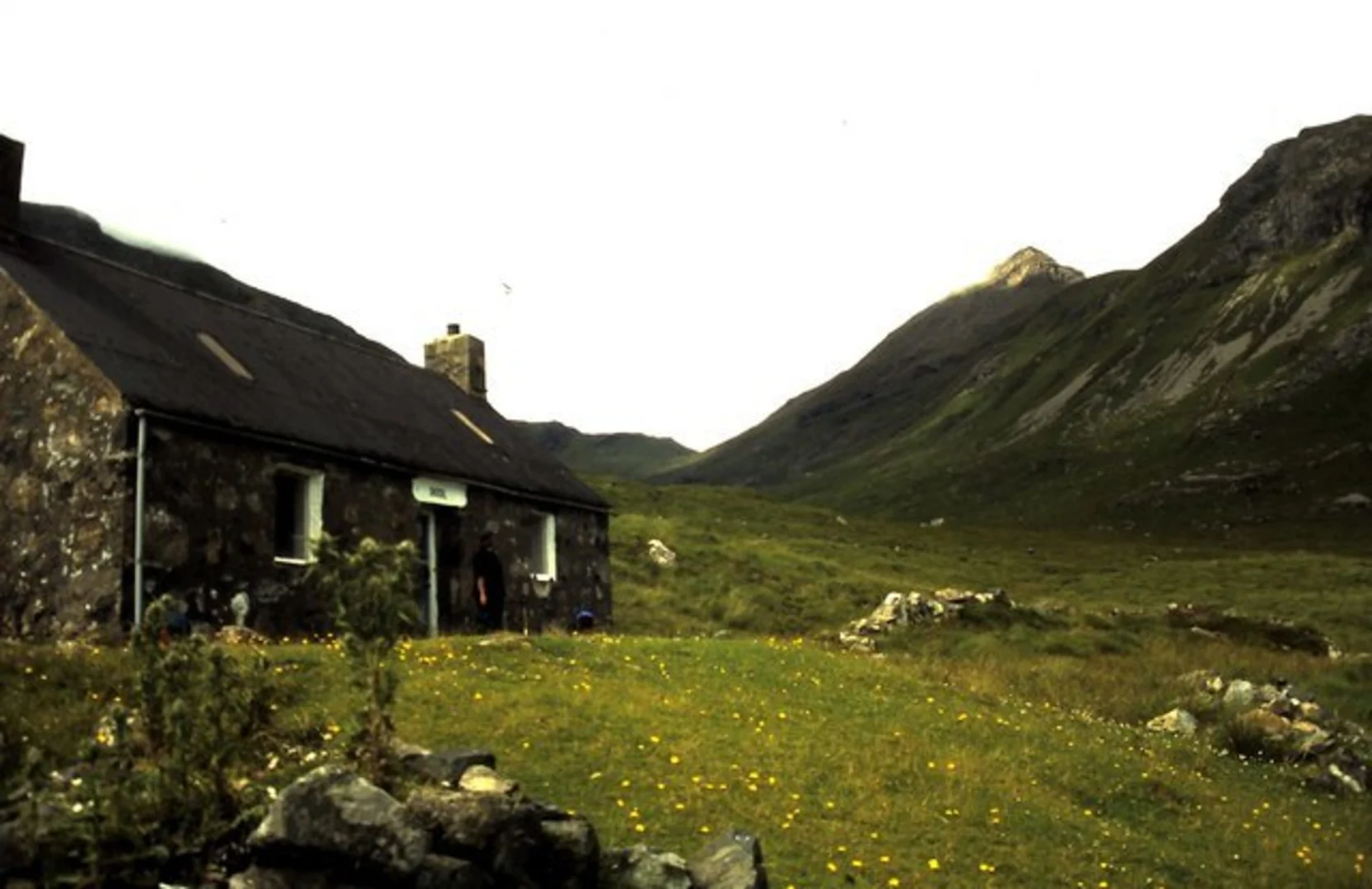 An image depicting the trail Rum Cuillin Loop via Hallival Mount and its surrounding area.