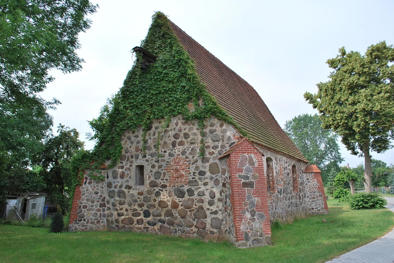 An image depicting the trail Waldlehrpfad Loop and its surrounding area.