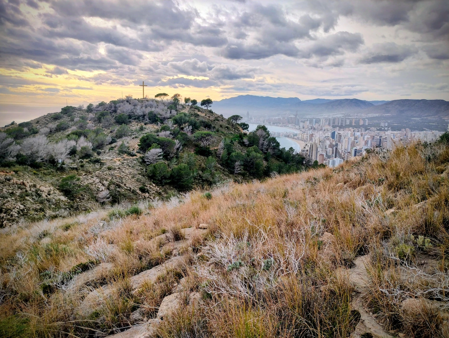 An image depicting the trail Benidorm Cross and its surrounding area.