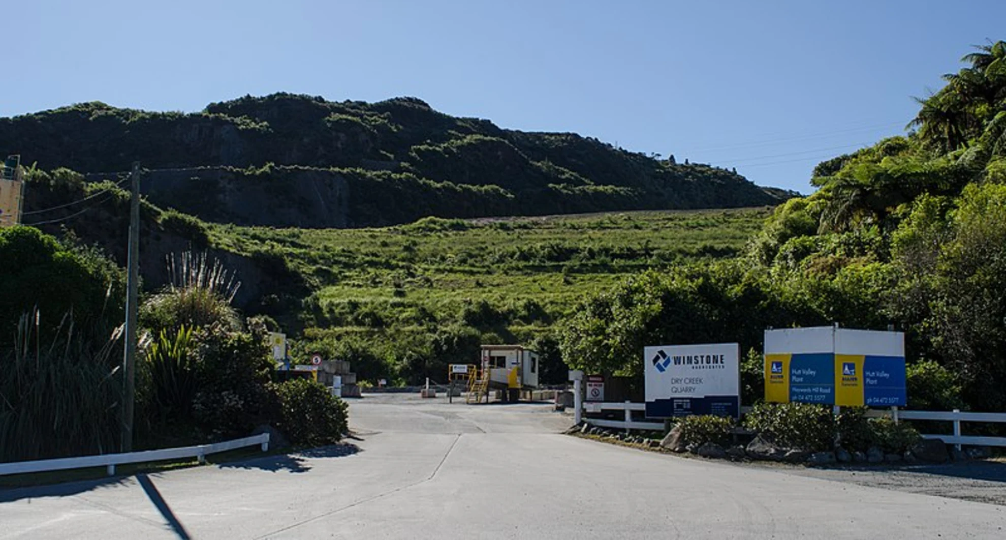 An image depicting the trail Dry Creek Waterfall Track and its surrounding area.