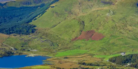 An image depicting the trail Rhyd Ddu Path and its surrounding area.