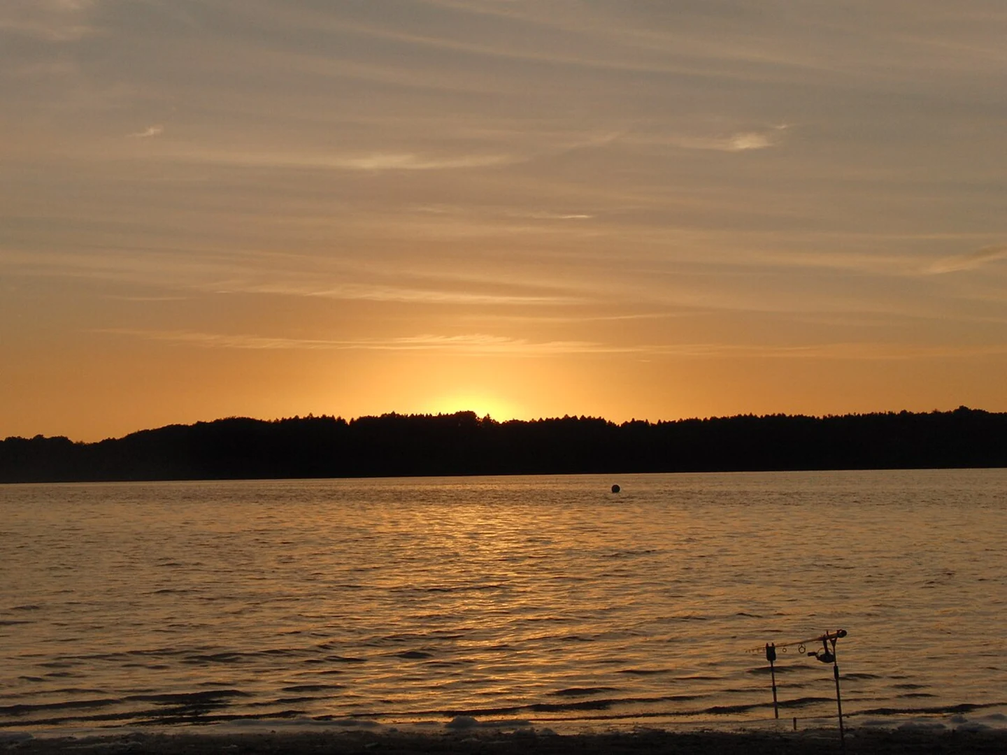 An image depicting the trail Einfelder See via Einfelder Sehpunkte and its surrounding area.