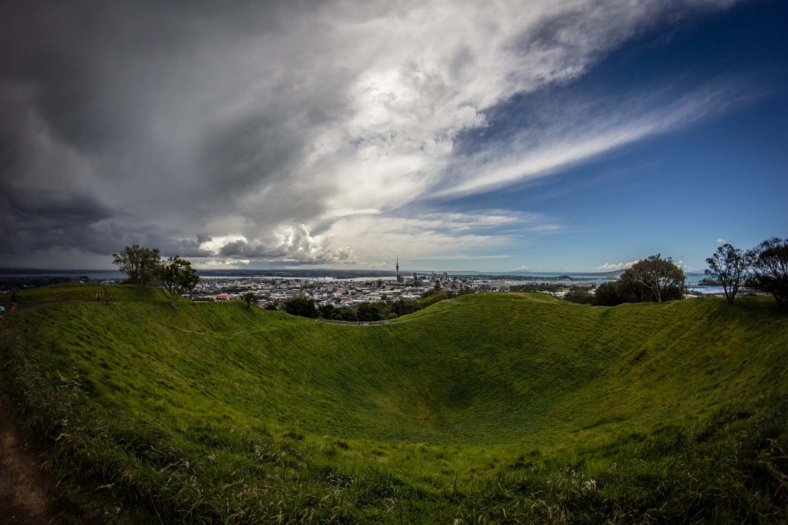An image depicting the trail Mount Matthews Track and its surrounding area.