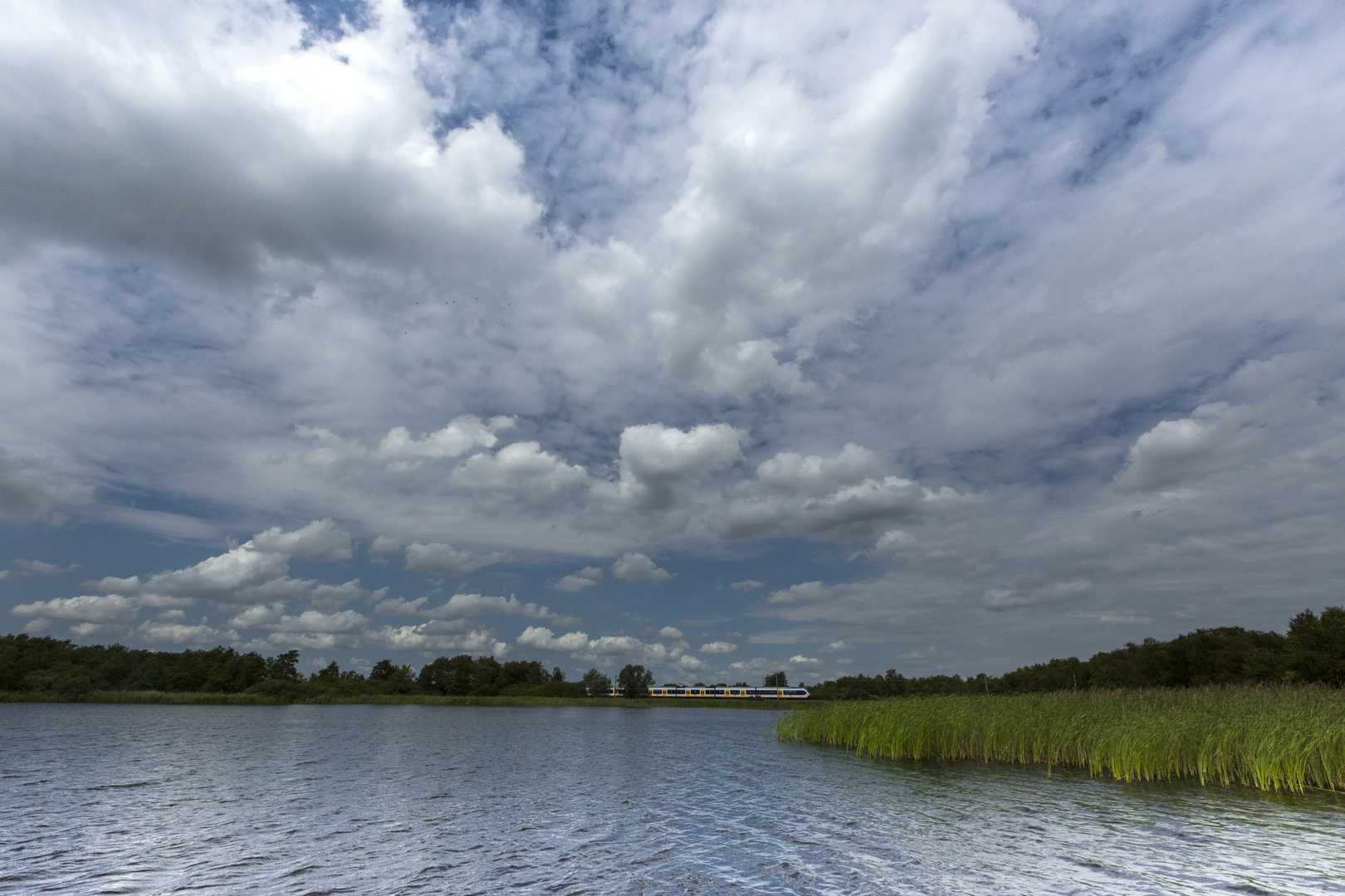 An image depicting the trail Naardermeer, Bovenmeent - Vogelkijkscherm and Wijde of Bovenste Blik Loop and its surrounding area.