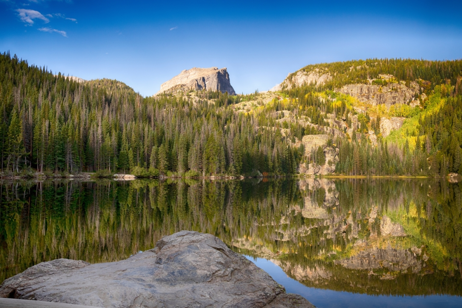 An image depicting the trail Hallett Peak via Flat Top Mountain Trail and its surrounding area.