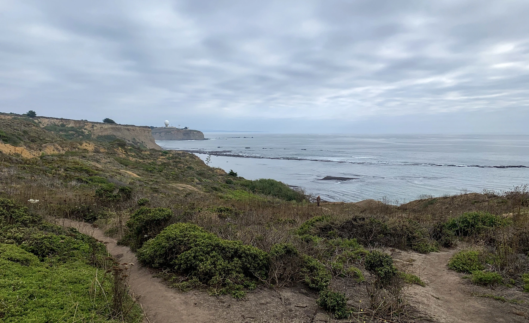 An image depicting the trail Pillar Point Beach Walk and its surrounding area.