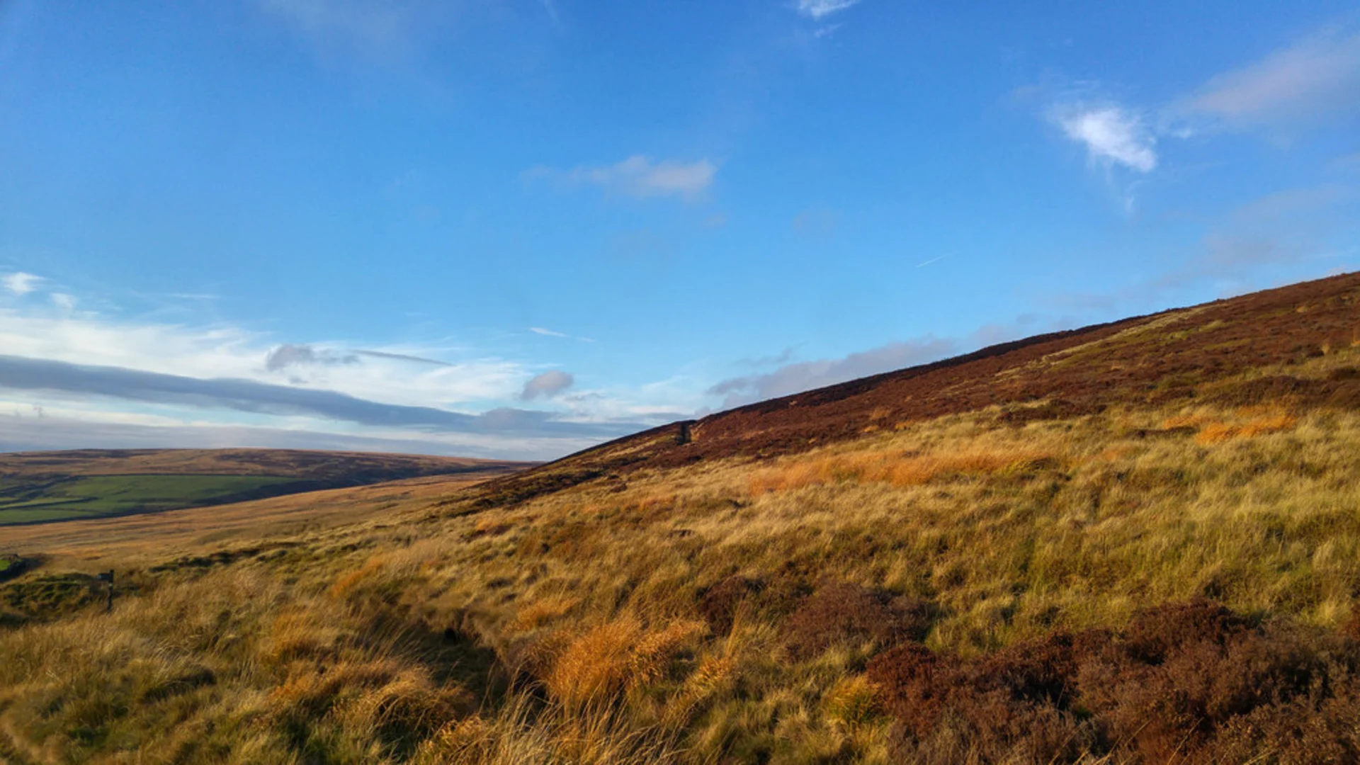 An image depicting the trail Calder - Aire Link and its surrounding area.
