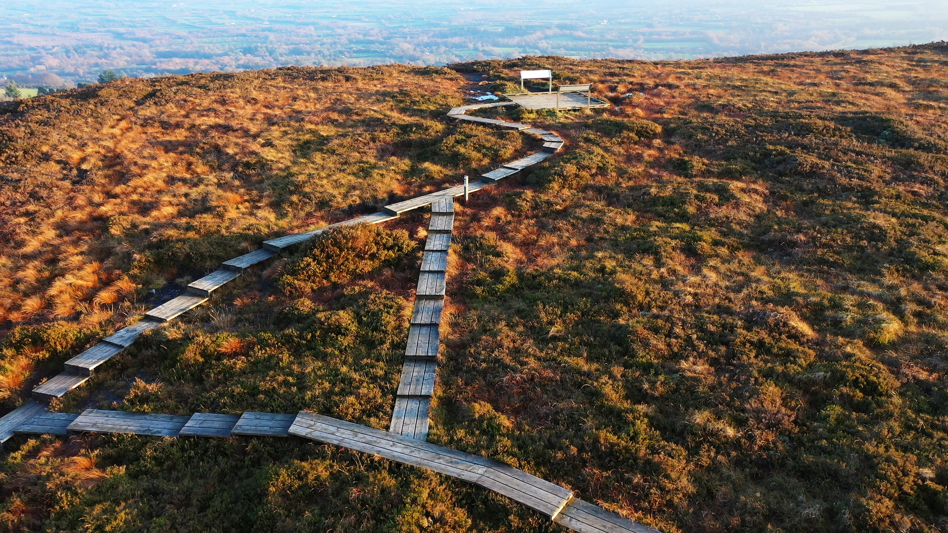 An image depicting the trail Ridge of Capard - Glenbarrow Loop and its surrounding area.