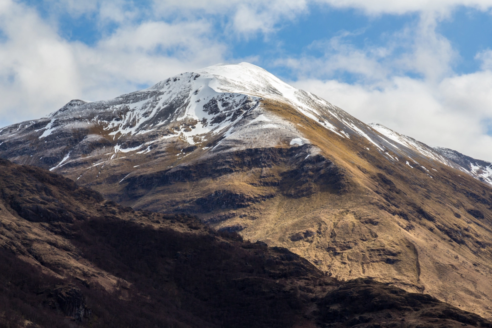 An image depicting the trail Sgùrr a' Mhàim and its surrounding area.