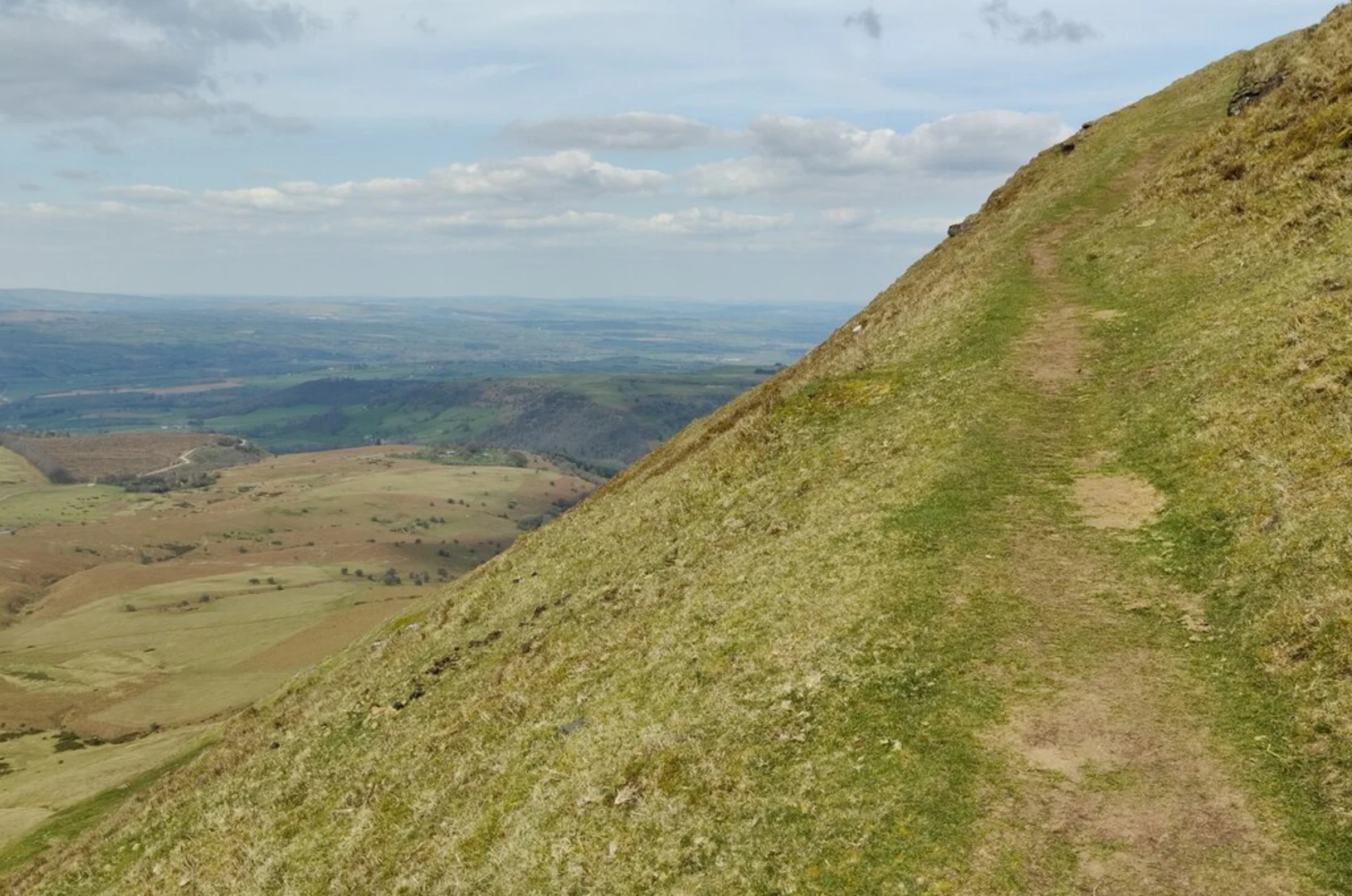 An image depicting the trail Hay Bluff and its surrounding area.