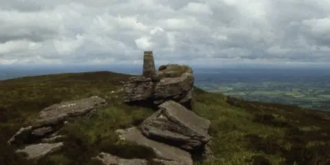 An image depicting the trail Seefin Mountain Trail and its surrounding area.