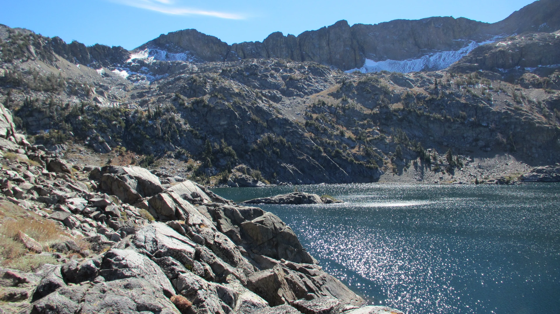 An image depicting the trail Round Top Lake and Winnemucca Lake via Pacific Crest Trail and its surrounding area.