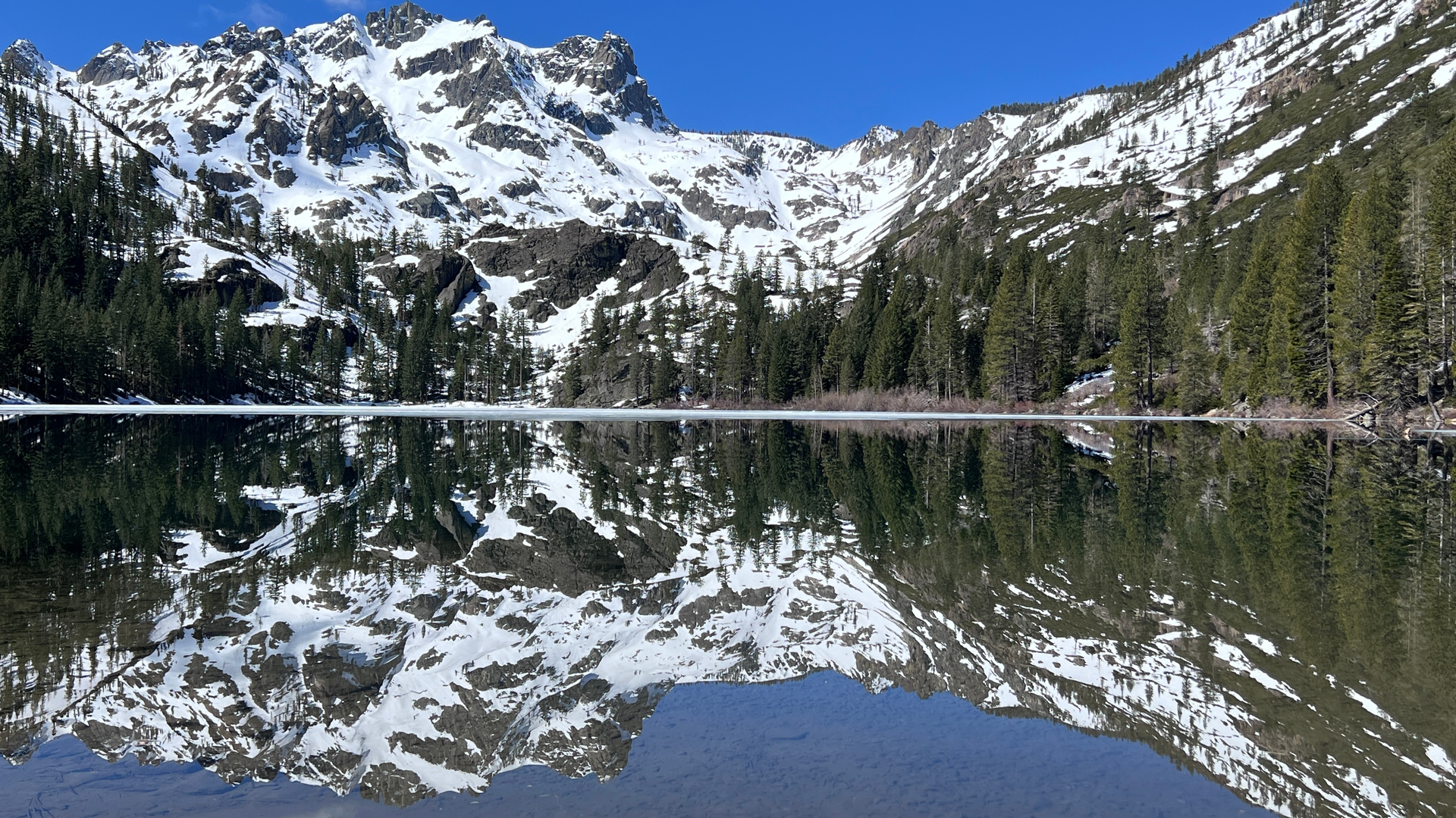 An image depicting the trail Sierra Buttes via Tamarack Connection and its surrounding area.