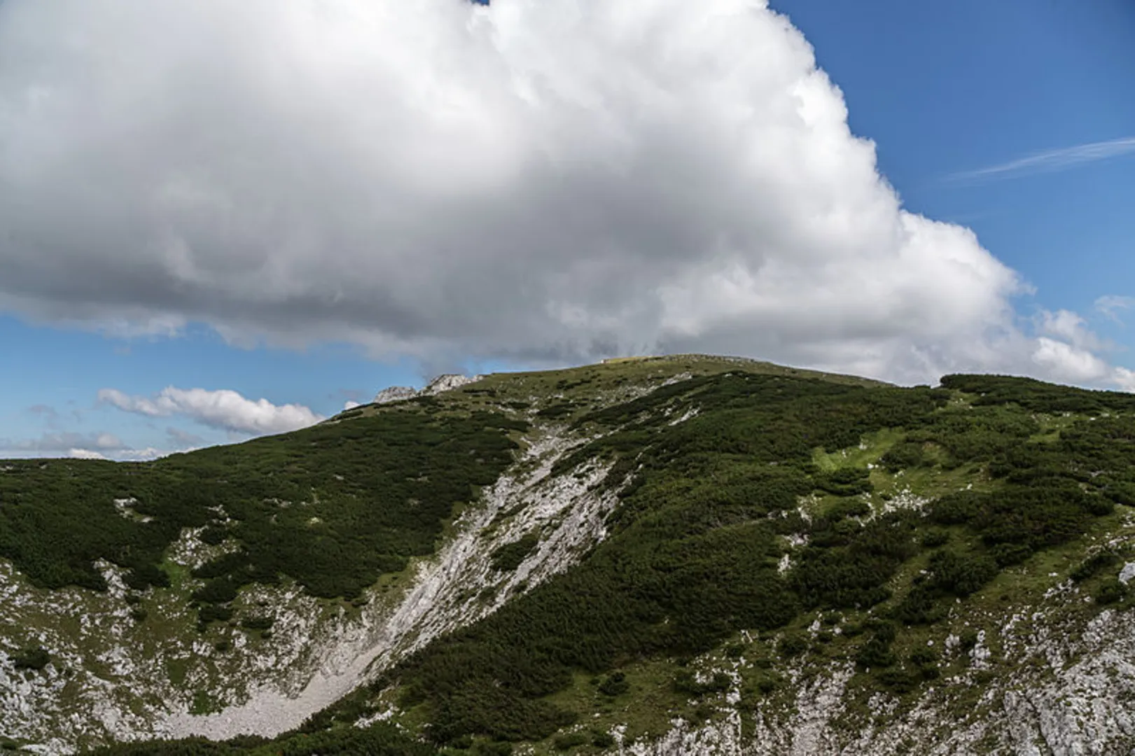 An image depicting the trail Hoher Nock Mountain and its surrounding area.