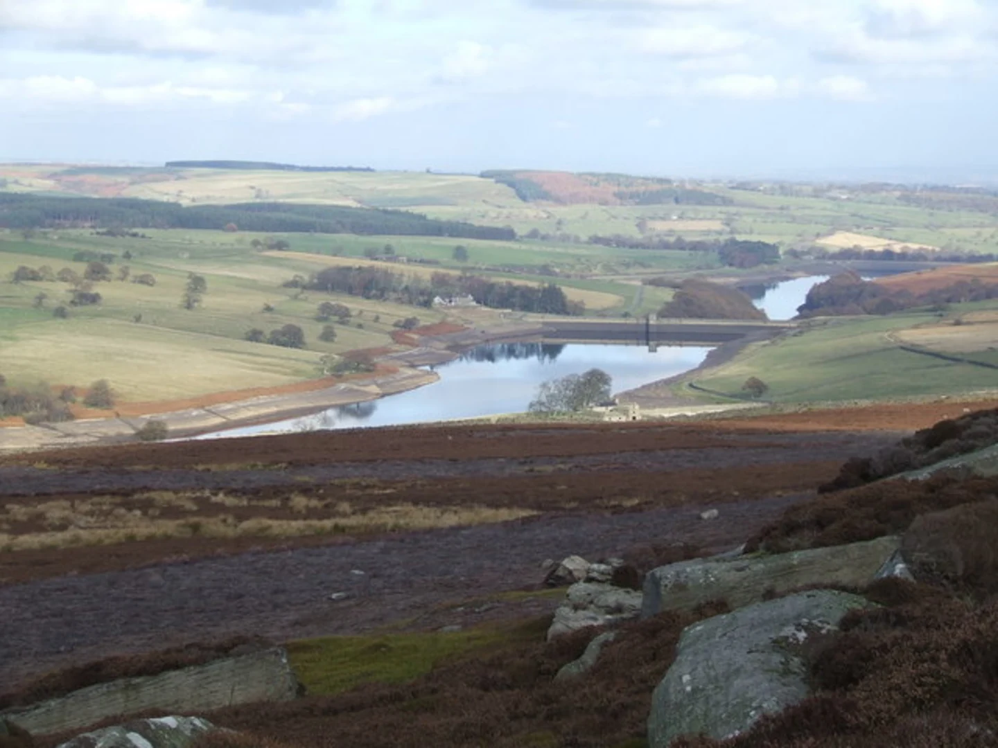 An image depicting the trail Leighton Reservoir Loop and its surrounding area.