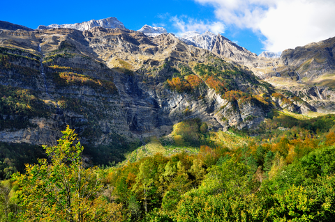 An image depicting the trail Bielsa - GR® 11 PR HU 189 and its surrounding area.