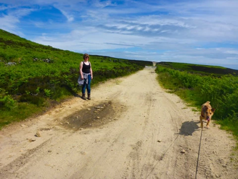 An image depicting the trail Ox Stones and Houndkirk Moor Loop and its surrounding area.