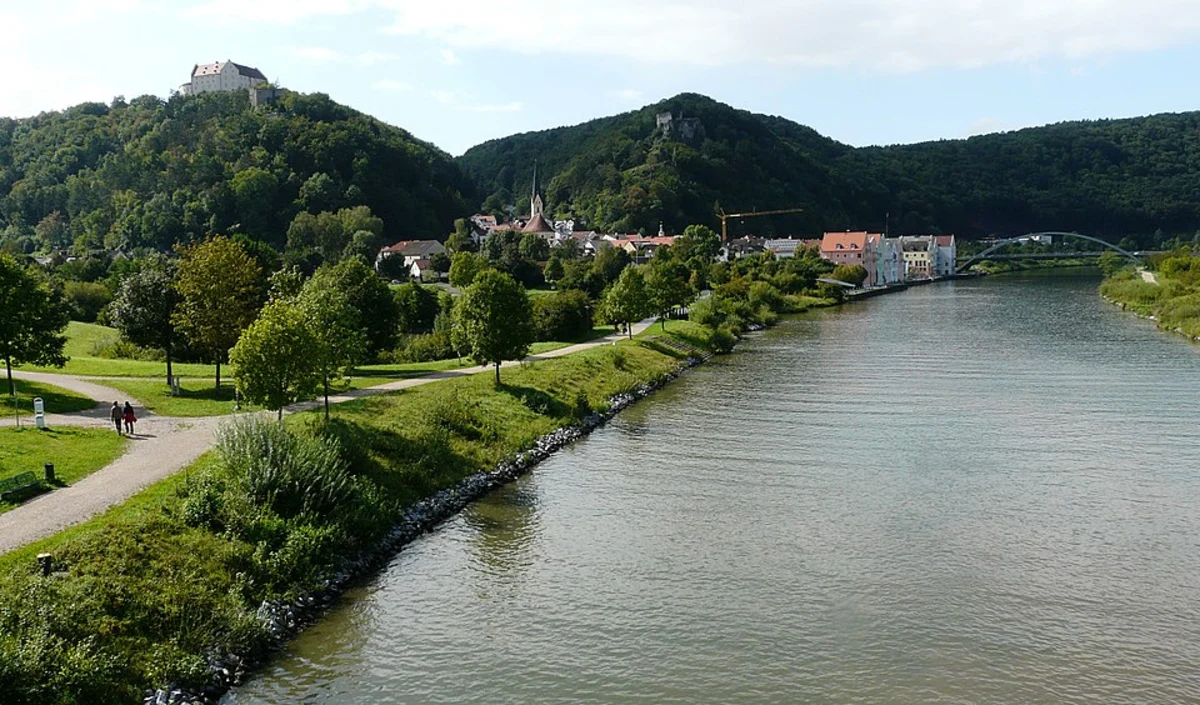 Burgruine Tachenstein and Ruine Rabenstein via Rundweg Riedenburg