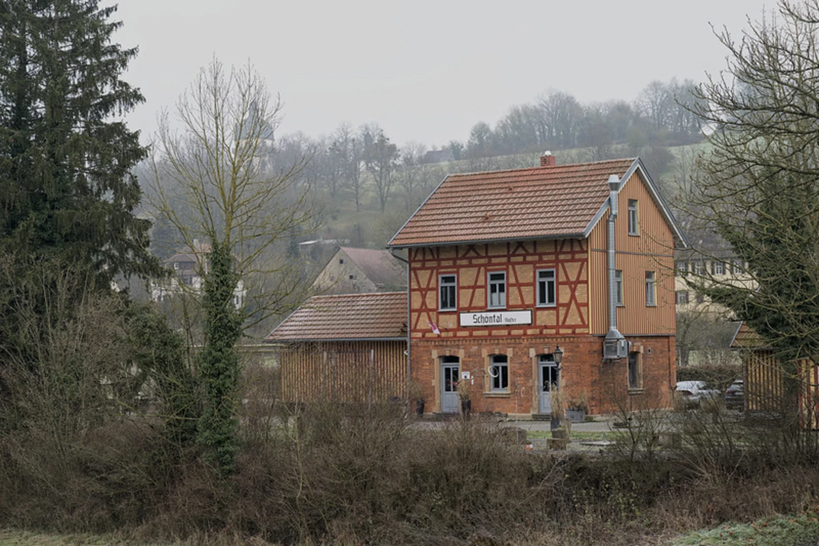 An image depicting the trail Jagsthausen - Berlichingen and Kj8 Von Rittern und heiligen Gemaeuern and its surrounding area.
