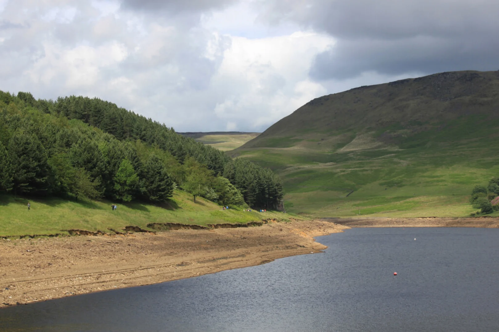 An image depicting the trail Dovestone Reservoir South Path and its surrounding area.