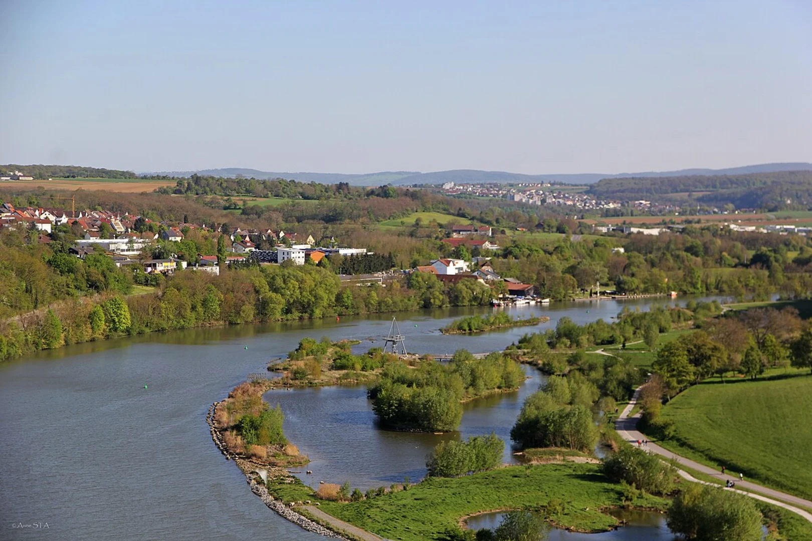 An image depicting the trail Naturschutzgebiet and Wahner Heide Loop and its surrounding area.