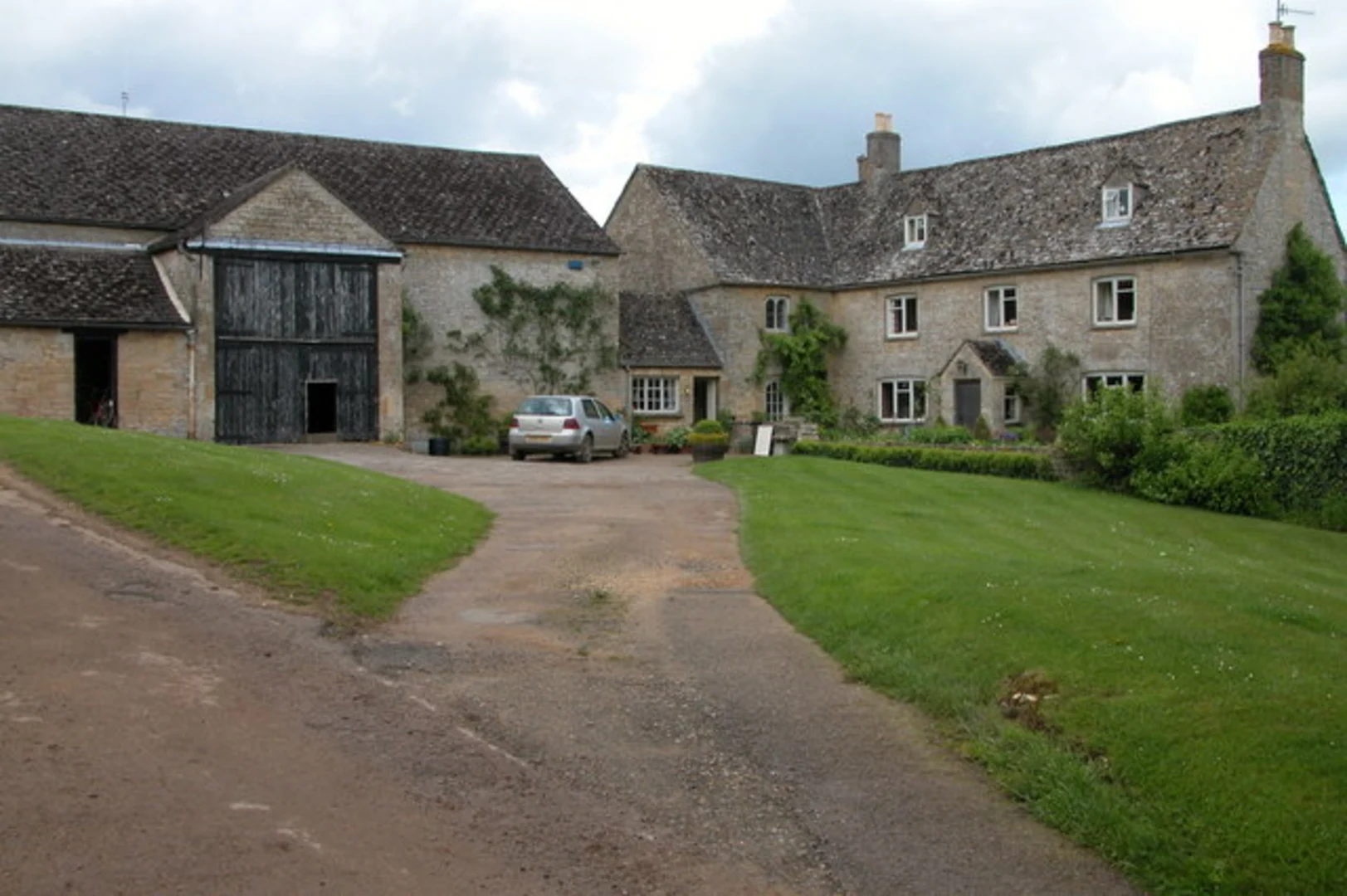 An image depicting the trail Winchcombe to Bourton on the Water Walk and its surrounding area.