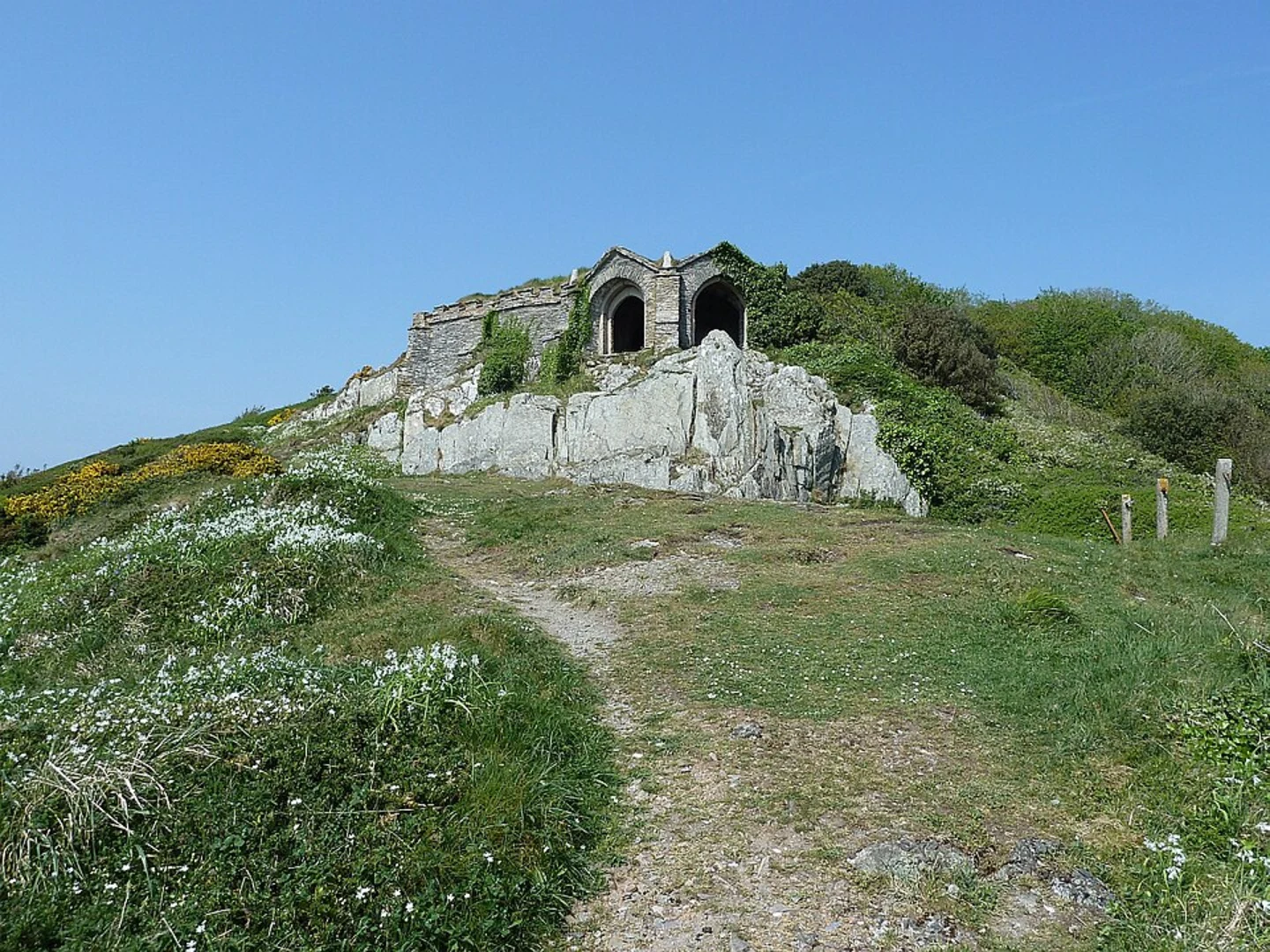 An image depicting the trail Downderry to Sutton Harbour Marina Walk and its surrounding area.