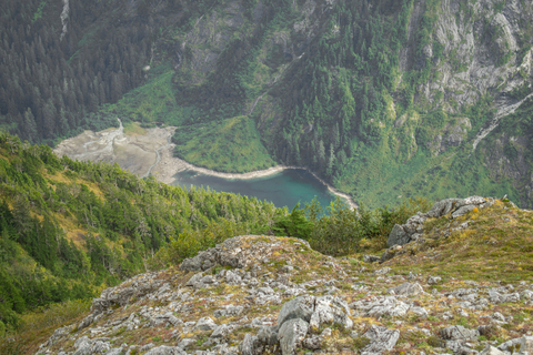 An image depicting the trail Medvejie Lake Trail and its surrounding area.