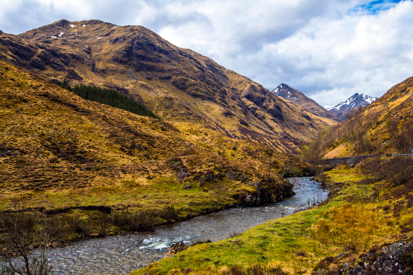 An image depicting the trail The Saddle and the Forcan Ridge and its surrounding area.