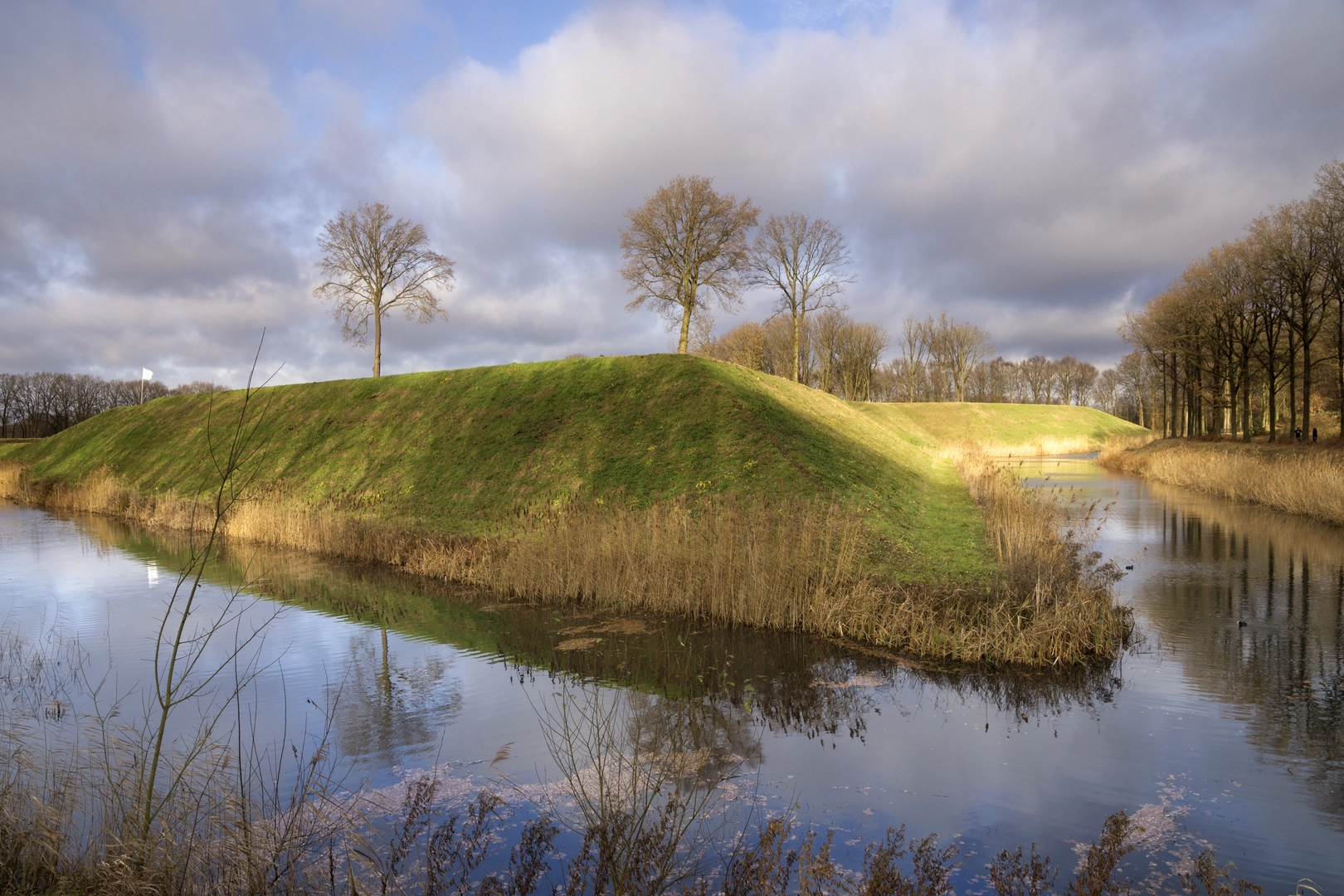 An image depicting the trail Kleine Meer, Houtduinen, Fort de Roovere and Woensdrechtsche Heide and its surrounding area.