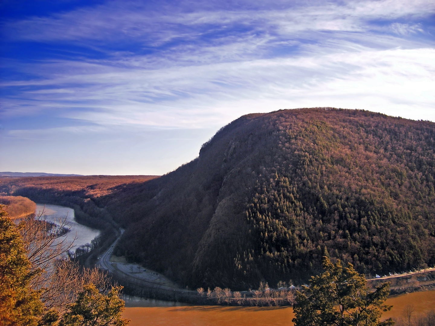 An image depicting the trail Mount Minsi and Eureka Creek Loop Trail and its surrounding area.
