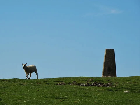 An image depicting the trail Wetton Mill and Thor's Cave from Hulme End and its surrounding area.