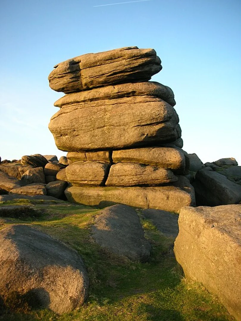 An image depicting the trail Higger Tor and Hathersage Loop and its surrounding area.