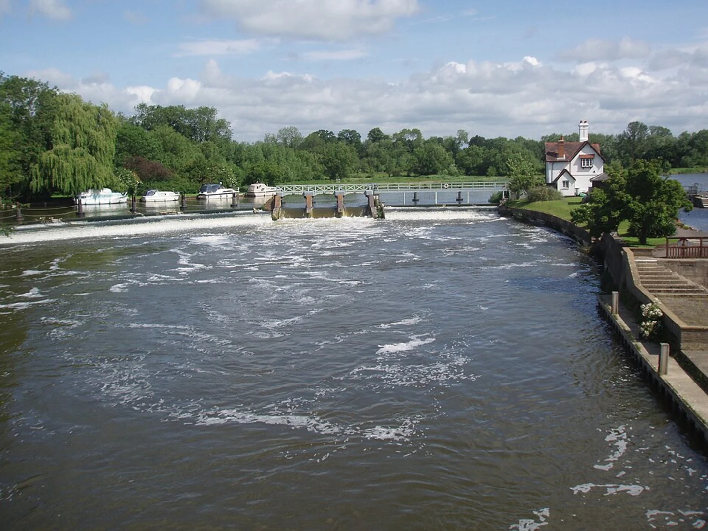 An image depicting the trail Streatley Hill Mazes Loop from Goring on Thames and its surrounding area.