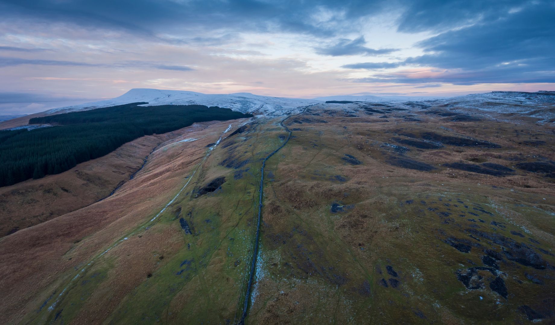 An image depicting the trail Fan Gyhirych - Fan Nedd and Fan Bwlch Chwyth and its surrounding area.