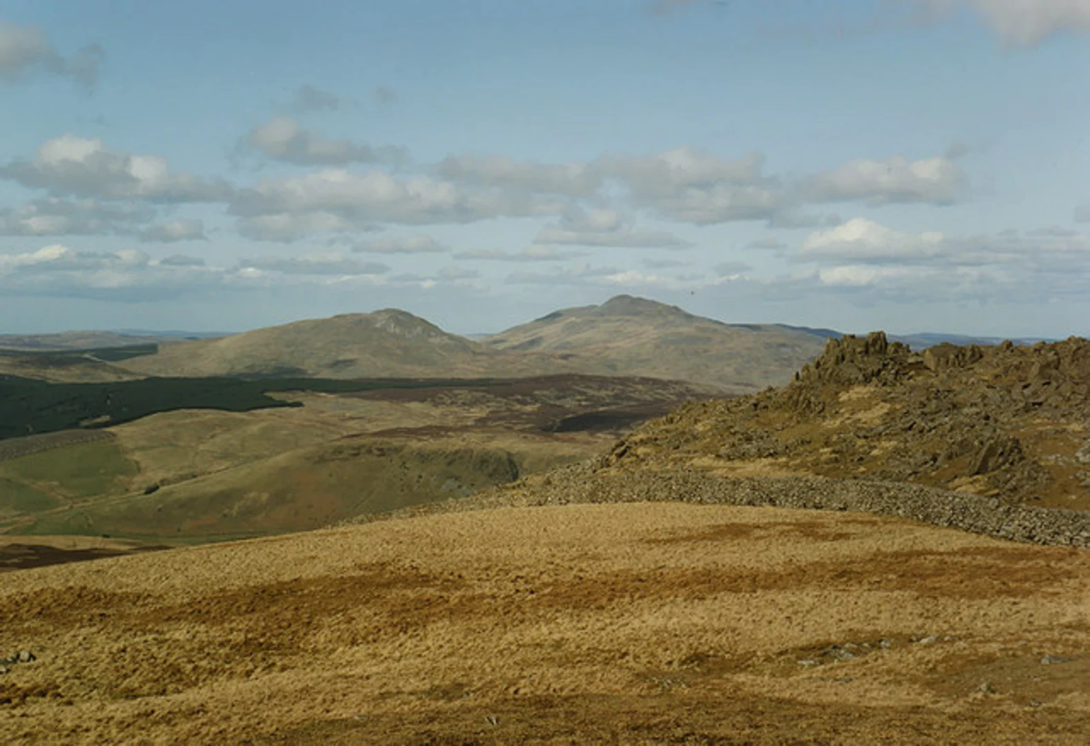 An image depicting the trail Rhobell Fawr near Rhydymain and its surrounding area.