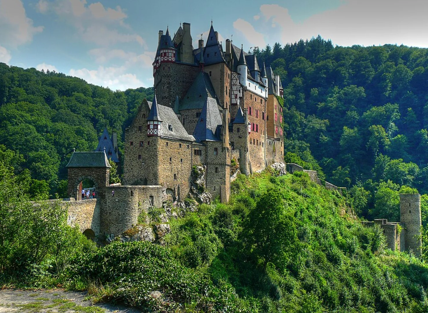 An image depicting the trail Forsthaus Rothenhof, Burg Eltz and Ruine Trutz Eltz Loop - Keldung and its surrounding area.