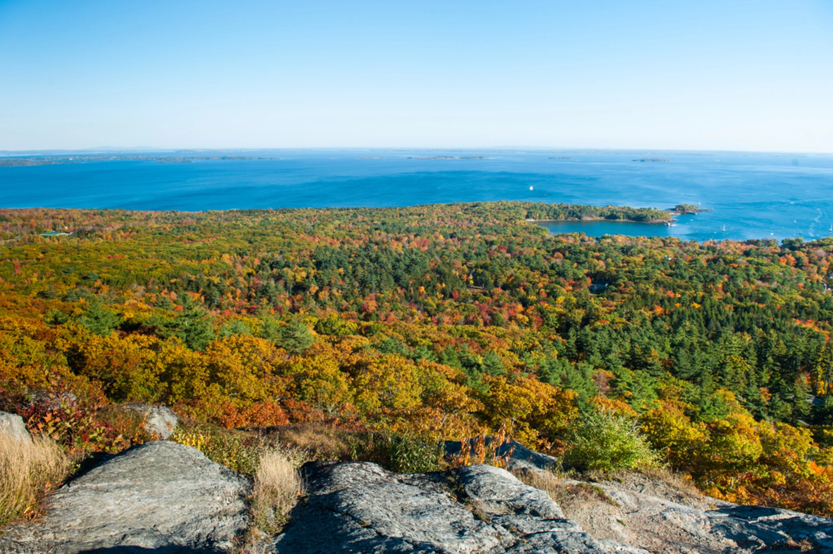 An image depicting the trail Tablelands Trail from Mount Battie and its surrounding area.