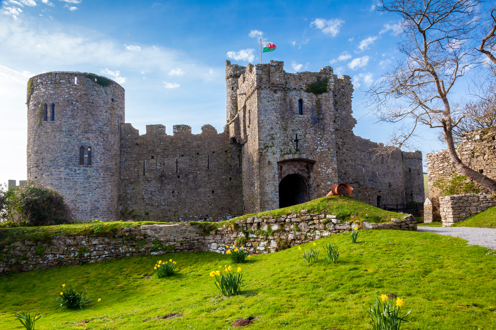 An image depicting the trail Manorbier Limekiln Path and its surrounding area.