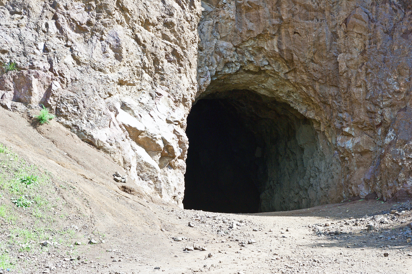 An image depicting the trail Bronson Caves Trail and its surrounding area.