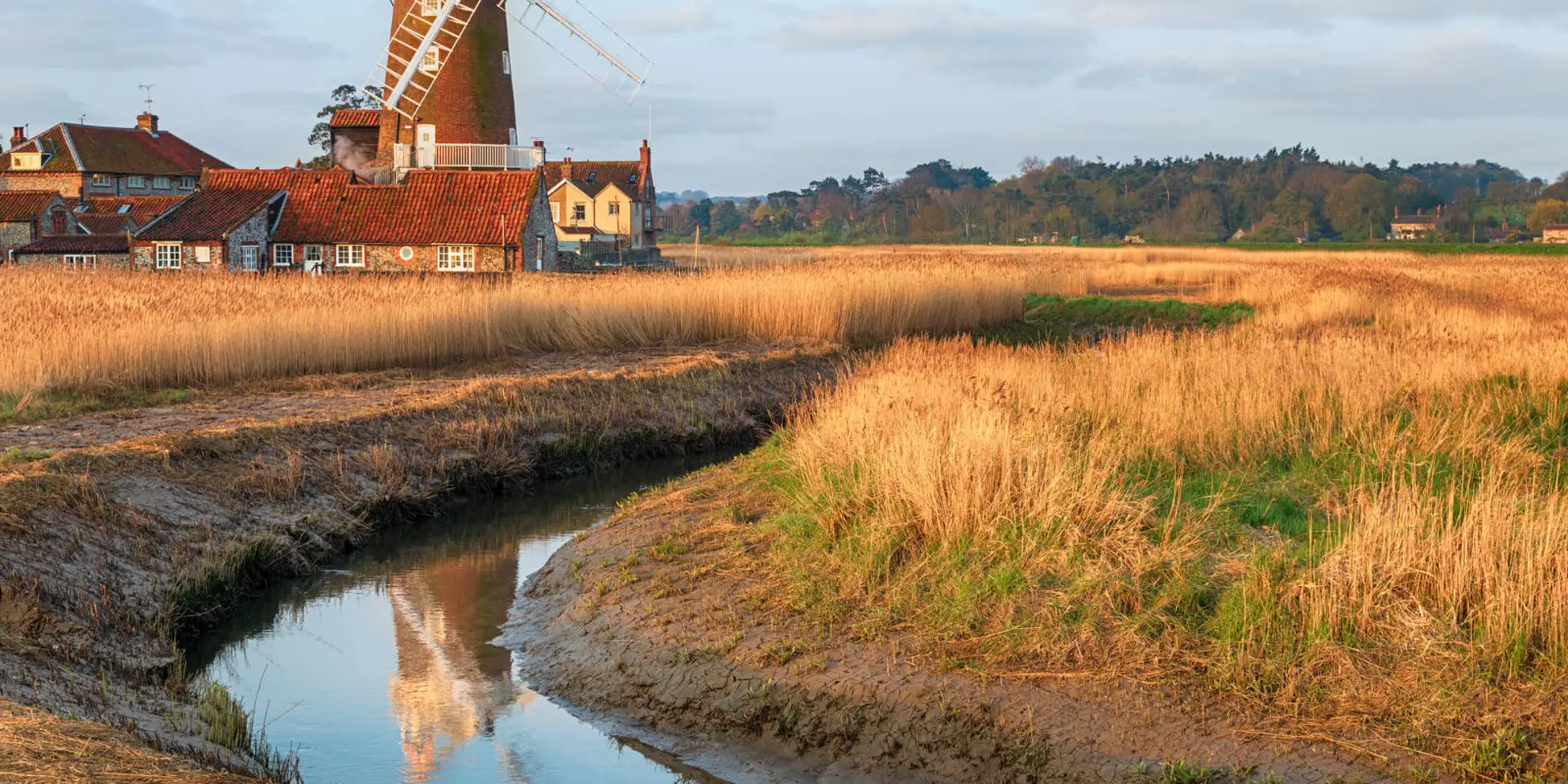An image depicting the trail Blakeney Point from Cley-next-the-Sea and its surrounding area.