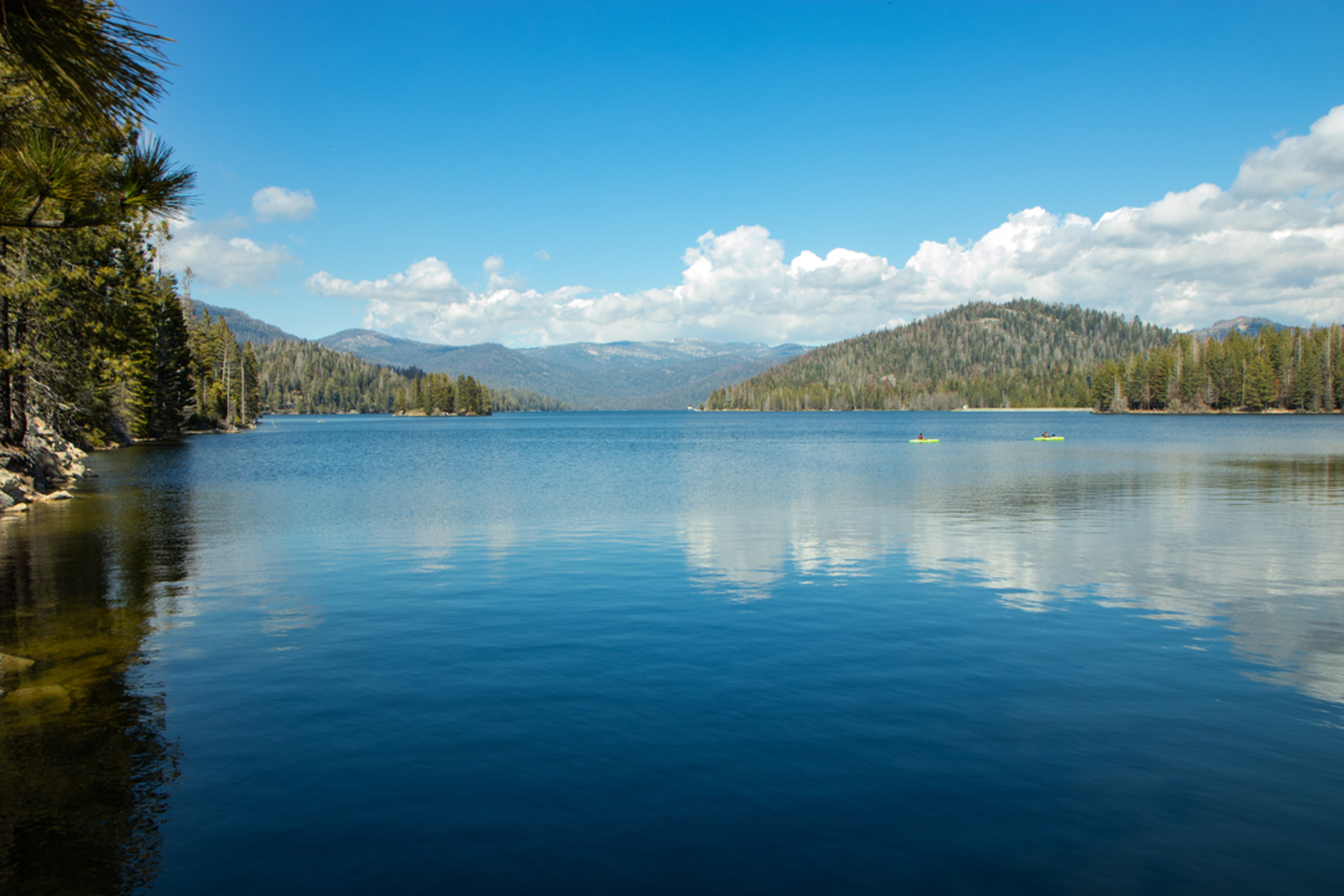 An image depicting the trail Lake Huntington and its surrounding area.