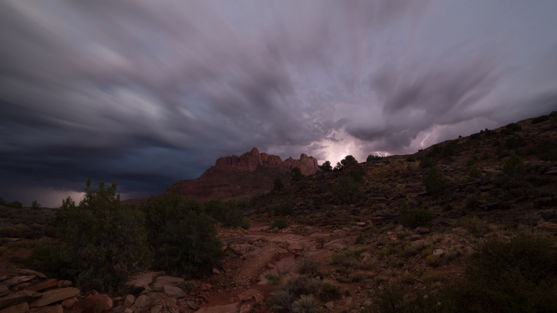 An image depicting the trail Chinle Trail and its surrounding area.